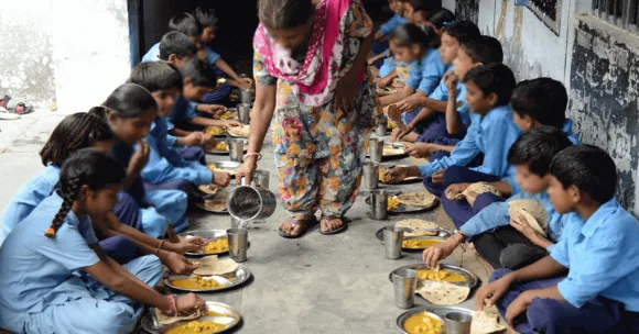 ഉച്ചഭക്ഷണത്തില്‍ നിന്ന് ഭക്ഷ്യവിഷബാധ, 150-ഓളം വിദ്യാര്‍ത്ഥികള്‍ ആശുപത്രിയില്‍