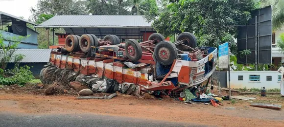 കുളപ്പുള്ളിയിൽ ചരക്കുലോറി മറിഞ്ഞ് അപകടം