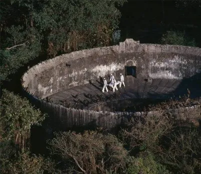 ഒരു വലിയ കിടങ്ങില്‍ അലങ്കരിച്ച മൃതദേഹം വച്ചശേഷം ആളുകൾ കൈകൊട്ടി കഴുകന്മാരെ വിളിക്കും. കഴുകന്മാര്‍ മൃതദേഹം ഏതാനും മണിക്കൂര്‍ കൊണ്ട് ഭക്ഷിച്ചു തീര്‍ക്കുന്നു. എല്ലിന്‍ കഷണങ്ങള്‍ കിടങ്ങിലെ നടുക്കുള്ള കിണറില്‍ നിക്ഷേപിക്കും - പാര്‍സികളുടെ  ശവദാഹ ചടങ്ങ്