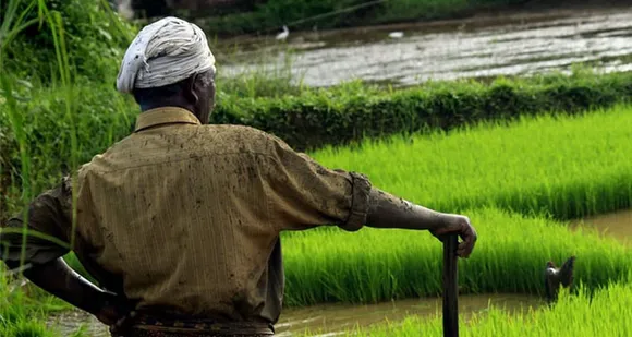 കാര്‍ഷിക ബില്‍ കര്‍ഷകരുടെ തലവരമാറ്റാനോ ! അതോ ഭാരം കൊണ്ടു നടുവൊടിക്കാനോ ? ഇടനിലക്കാരില്ലാതെ നേരിട്ടു വില്‍പ്പന നേട്ടമാകും. വിത്തിറക്കുമ്പോള്‍ തന്നെ വിപണി ഉറപ്പെന്നും സര്‍ക്കാര്‍. പ്രാദേശിക ചന്തകള്‍ ഇല്ലാതാക്കി കോര്‍പറേറ്റുകള്‍ക്ക് വിപണി വിട്ടുകൊടുക്കുന്നാണ് ബില്ലെന്ന് പ്രതിഷേധക്കാര്‍. താങ്ങുവിലയില്ലാതാകുന്നതോടെ വിളകളുടെ വില തീരുമാനിക്കുക കോര്‍പറേറ്റുകള്‍ തന്നെ ! കര്‍ഷക ബില്ലിന്‍റെ നെല്ലും പതിരും തിരിച്ചുള്ള നേട്ട-കോട്ടങ്ങള്‍ ഇങ്ങനെ