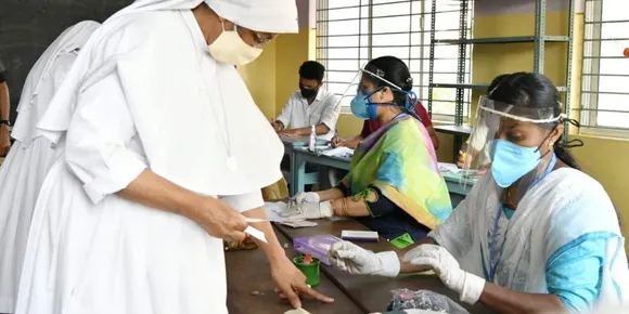 രണ്ടാംഘട്ടത്തിലും മികച്ച പോളിംഗ്; എട്ട് മണിക്കൂര്‍ പിന്നിട്ടപ്പോള്‍ 63% പിന്നിട്ടു; അഞ്ച് ജില്ലകളിലെ വോട്ടെടുപ്പ് പുരോഗമിക്കുന്നു