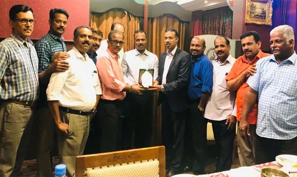 33 വർഷത്തെ പ്രവാസ ജീവിതം മതിയാക്കിയ അൽ ഹംറ മലയാളി സ്റ്റാഫ് അസോസിയേഷൻ വൈസ് പ്രസിഡന്‍റിന് യാത്രയയപ്പ് നൽകി