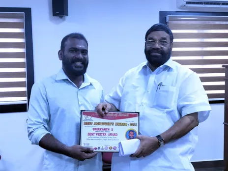കുറഞ്ഞ സമയം കൊണ്ട് കൂടൂതൽ പുസ്തകം ; സാംസ്ക്കാരിക വകുപ്പ് മന്ത്രിയിൽ നിന്നും അവാർഡ് സ്വീകരിച്ച് എസ് ശ്രീകാന്ത് അയ്മനം