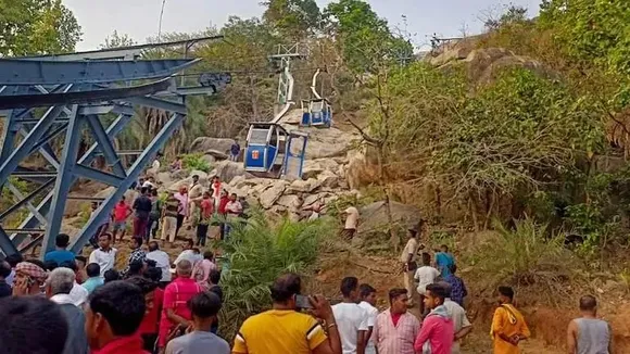 ട്രോളിയില്‍ കുടുങ്ങിയതോടെ ഇനി രക്ഷപ്പെടാന്‍ കഴിയുമെന്ന് കരുതിയില്ല ! കുടിക്കാന്‍ വെള്ളം കിട്ടില്ലെന്ന് പേടിച്ച് കുപ്പികളില്‍ മൂത്രം ശേഖരിച്ചു. ജാർഖണ്ഡ് ദിയോഘര്‍ റോപ്പ്‌വേ അപകടത്തില്‍ നിന്നും  രക്ഷപ്പെട്ടവരുടെ നടുക്കം ഇനിയും മാറുന്നില്ല ! വ്യോമസേനയ്ക്ക് മുന്നിൽ നന്ദിയോടെ കൈകൂപ്പി അപകടത്തിൽ നിന്നും രക്ഷപെട്ടവർ. അപകടത്തിൽ പൊലിഞ്ഞത് സൈനീകനടക്കം മൂന്നു ജീവനുകൾ