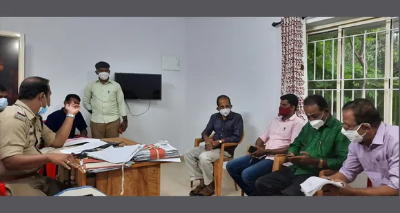കോവിഡ് മാനദണ്ഡങ്ങളിൽ ഇളവു പ്രഖ്യാപിച്ച് കടകൾ തുറന്നു പ്രവർത്തിക്കാൻ അനുവാദം ലഭിച്ച സാഹചര്യത്തിൽ പാലിക്കേണ്ടതായ നിബന്ധനകളെക്കുറിച്ച് വ്യാപാരികളെ ബോധവൽക്കരിക്കാൻ മലമ്പുഴ പോലീസ് സ്റ്റേഷനിൽ ആലോചന യോഗം ചേർന്നു
