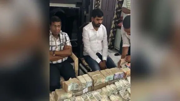 തെ​ല​ങ്കാ​ന​യി​ല്‍ കൈ​ക്കൂ​ലി വാ​ങ്ങു​ന്ന​തി​നി​ടെ റ​വ​ന്യു ഉ​ദ്യോ​ഗ​സ്ഥ​ന്‍ പി​ടി​യി​ലാ​യി