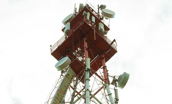 കാമുകന്‍ വിവാഹാഭ്യര്‍ത്ഥന നിരസിച്ചു ; മൊബൈല്‍ ടവറിന് മുകളില്‍ കയറി യുവതിയുടെ ഭീഷണി