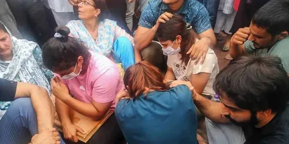 പ്രതി സ്ഥാനത്തു നില്‍ക്കുന്നയാൾ എത്ര പ്രധാനപ്പെട്ടവനായാലും നിയമത്തിനു മുന്നില്‍ കുറ്റവാളിയാണ്. ലോക കായിക വേദികളില്‍ ഇന്ത്യയുടെ ത്രിവർണ പതാകയേന്തി രാജ്യത്തിനുവേണ്ടി മെഡല്‍ വാങ്ങി നാടിന് നേട്ടവും അഭിമാനവും നേടിക്കൊടുത്ത ഗുസ്തി താരങ്ങള്‍ നൽകിയ പരാതിയിൽ ഡല്‍ഹി പോലീസിന്റേത് നിരുത്തരവാദപരമായ നിസംഗത. ഈ കായിക താരങ്ങളോട് രാഷ്ട്രം കാണിക്കുന്നത് നന്ദികേട് - മുഖപ്രസംഗത്തിൽ ചീഫ് എഡിറ്റർ ജേക്കബ് ജോര്‍ജ്