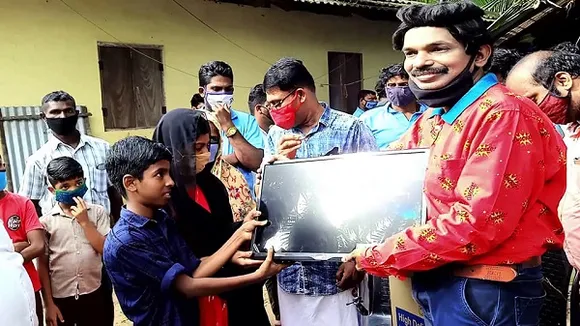മത്സ്യത്തൊഴിലാളികള്‍ക്ക് സഹായവുമായി സന്തോഷ് പണ്ഡിറ്റ്‌