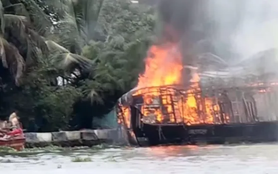 ആലപ്പുഴയിൽ ഹൗസ് ബോട്ടിന് തീപിടിച്ചു. ആളപായമില്ല