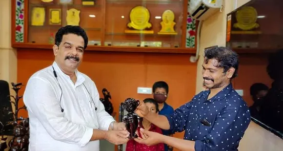 കരകൗശല വസ്തുക്കൾ വിറ്റും ദയ ട്രസ്റ്റ് ജീവകാരുണ്യത്തിന് തുക കണ്ടെത്തുന്നു. ചിരട്ട കൊണ്ട് ജയൻ്റെ കരവിരുതിൽ തീർത്ത ഉൽപന്നങ്ങൾ ദയ സാരഥികൾ ഏറ്റുവാങ്ങി