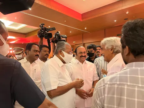 പ്രതിപക്ഷ നേതാവിൻ്റെ ഇഫ്താർ സംഗമം ; സ്നേഹം പങ്കുവച്ച് മുഖ്യമന്ത്രിയും മുൻ മുഖ്യമന്ത്രിയും മുതൽ എം എൽ എ മാരും സാംസ്‌കാരിക നായകന്മാരും വരെ അണിനിരന്നു