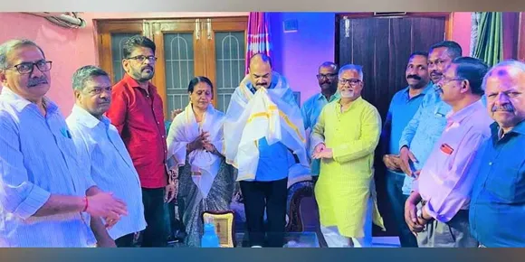 പ്രവാസ ജീവിതം അവസാനിപ്പിച്ച് നാട്ടിലേയ്ക്കു മടങ്ങുന്ന സിഎം പിള്ളക്ക് ഡല്‍ഹി ചക്കുളത്തമ്മ സഞ്ജീവനി ആശ്രമം ചാരിറ്റബിൾ ട്രസ്റ്റ് യാത്രയപ്പു നൽകി
