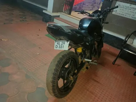 പാലാ ജനറൽ ആശുപത്രി ജംഗ്ഷനിൽ ബൈക്കില്‍ അഭ്യാസം കാണിച്ച വിദ്യാർത്ഥികൾ പോലീസ് പിടിയിൽ
