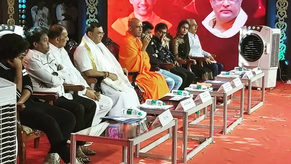 എഴുത്തുകാരിയോ സ്വാതന്ത്ര്യസമര സേനാനിയോ അല്ല നൂറിലധികം സിനിമകളില്‍ അഭിനയിച്ച നടിയോ അല്ല അവര്‍... അനാഥരെ പോറ്റി വളര്‍ത്തിയ മദര്‍ തെരേസയുമല്ല... ഒരു ചെക്കനെ നോക്കി കണ്ണിറുക്കിയതിലൂടെ മാത്രം ശ്രദ്ധ നേടിയ സാധാരണ പെണ്‍കുട്ടിയാണിത്...പ്രിയ വാര്യർക്കെതിരെ കന്നഡ നടൻ ജ​​ഗ്ഗേഷ്
