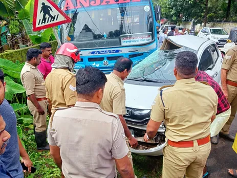 സ്വകാര്യബസും കാറും കൂട്ടിയിടിച്ചു; കാര്‍ യാത്രക്കാരന് ഗുരുതര പരുക്ക്