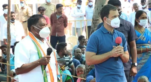 ചുഴലിക്കാറ്റുണ്ടായപ്പോള്‍ തങ്ങളെ ആരും സഹായിച്ചില്ല, മുഖ്യമന്ത്രി പോലും സംഭവസ്ഥലം സന്ദര്‍ശിച്ചില്ല; രാഹുല്‍ ഗാന്ധിയോട് പരാതിയുമായി മത്സ്യത്തൊഴിലാളിയായ സ്ത്രീ; സര്‍ക്കാരിനെ സ്ത്രീ പ്രശംസിക്കുകയാണ് ചെയ്തതെന്ന തെറ്റായ വിവര്‍ത്തനവുമായി നാരായണസ്വാമി; പുതുച്ചേരി മുഖ്യമന്ത്രി വിവാദത്തില്‍, വീഡിയോ