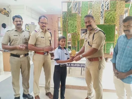 വാരണി പുഴയിൽ വീണ മൂന്നു പേരെ രക്ഷിച്ച അഞ്ചാം ക്ലാസുകാരന്‍ കെ. അശ്വിനെ ആദരിച്ചു