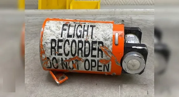 എന്താണ് വിമാന ദുരന്തങ്ങളിലെ നിര്‍ണായക വിവരങ്ങള്‍ ഒളിഞ്ഞിരിക്കുന്ന ‌ ഫ്ലൈറ്റ് ഡാറ്റാ റെക്കോർഡർ അഥവാ ബ്ലാക്ക് ബോക്സ് ?; വന്‍ അഗ്നിബാധകളെ പോലും അതിജീവിച്ച് വെള്ളത്തില്‍ മുങ്ങിയാലും പ്രവര്‍ത്തന ക്ഷമമായിരിക്കുന്ന ആ അദ്ഭുത പെട്ടിയെ കുറിച്ച് അറിയാത്തവര്‍ക്കായി..