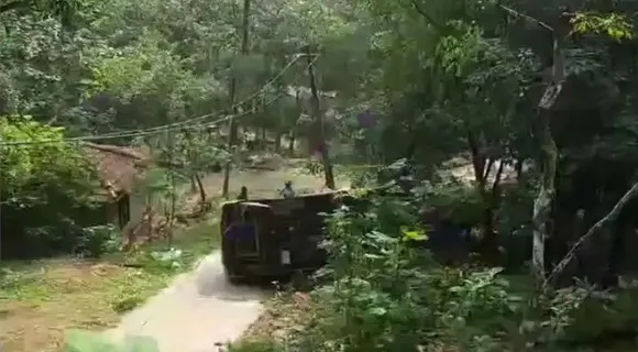 കൊല്ലത്ത് ഏരൂർ അയിലറയിൽ സ്കൂള്‍ വാന്‍ മറിഞ്ഞു; അപകടം കയറ്റം കയറുന്നതിനിടെ