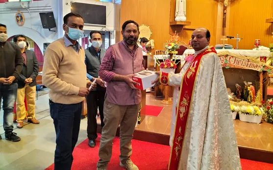 ഡല്‍ഹി ആർകെ പുരം സെന്റ് പീറ്റേഴ്സ് ഇടവകയിൽ 15 വർഷമായി ക്രിസ്മസ് കരോളിന് പാപ്പയുടെ വേഷമിടുന്ന ഒ. ഷാജികുമാറിനെ ആദരിച്ചു