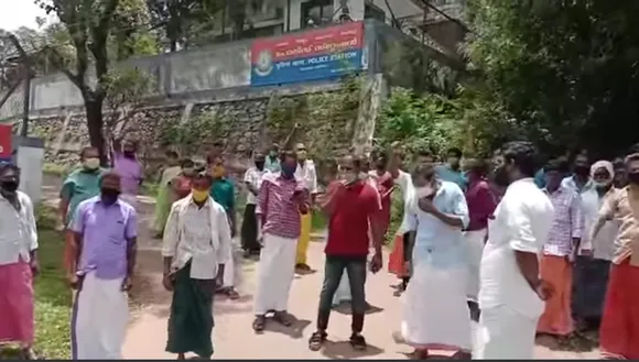 ആദിവാസി വിഭാഗങ്ങൾ തമ്മിൽ അടിപിടി; ഊരിലെത്തിയ പോലീസ് 17കാരന്റെ മുഖത്തടിച്ചതായി പരാതി,എ.എസ്.പി ഓഫീസിന് മുന്നിൽ പ്രതിഷേധം