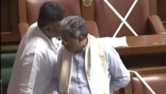 മുണ്ട് അഴിഞ്ഞുപോയത് അറിയാതെ നിയമസഭയില്‍ സിദ്ധരാമയ്യയുടെ പ്രസംഗം; ഓടിയെത്തി ചെവിയില്‍ പറഞ്ഞ് ഡി.കെ. ശിവകുമാര്‍; സഭയില്‍ കൂട്ടച്ചിരി