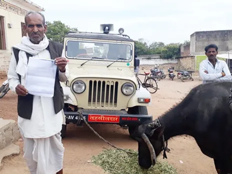 തഹസീൽദാർക്ക് പണികൊടുത്ത കർഷകൻ. പണം ചോദിച്ച് വലച്ച തഹസില്‍ദാര്‍ക്ക് കൈക്കൂലിയായി എരുമ !