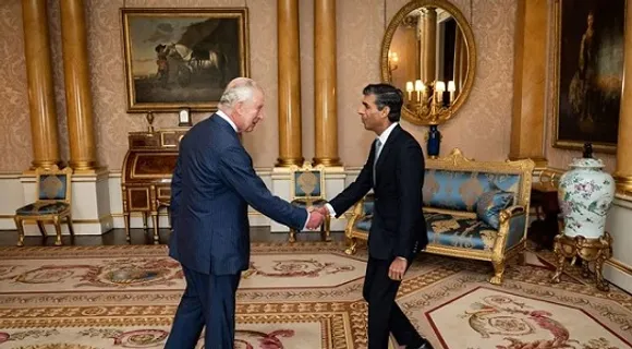 ‘മോശം ഉദ്ദേശ്യത്തോടെയല്ലെങ്കിലും ചില തെറ്റുകൾ പറ്റിയിട്ടുണ്ട്, എന്നെ തിരഞ്ഞെടുത്തത് അതു തിരുത്താൻ വേണ്ടിയാണ്, വെല്ലുവിളികളെ അനുകമ്പയോടെ നേരിടും’! ബ്രിട്ടീഷ് പ്രധാനമന്ത്രിയായി അധികാരമേറ്റെടുത്ത് ഋഷി സുനക്