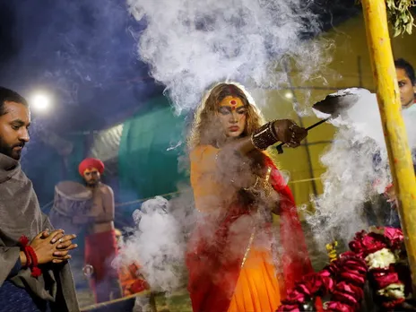 കുംഭമേളയിലെ കാഴ്ചകൾ - നാഗസന്യാസിമാരാകാൻ 1000 പേർ, 60 വനിതകളും !