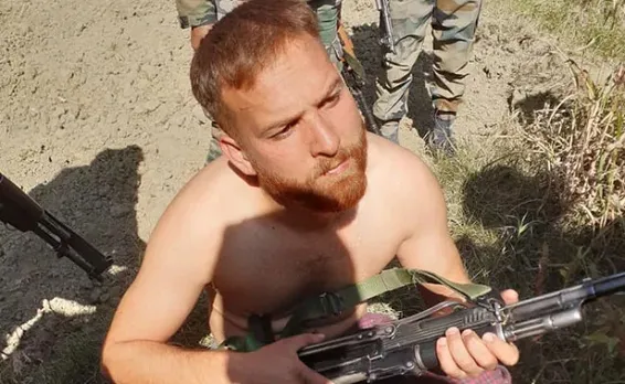 തീവ്രവാദിയായ യുവാവ് കീഴടങ്ങുന്ന ദൃശ്യങ്ങള്‍; വീഡിയോ പുറത്തുവിട്ട് കരസേന