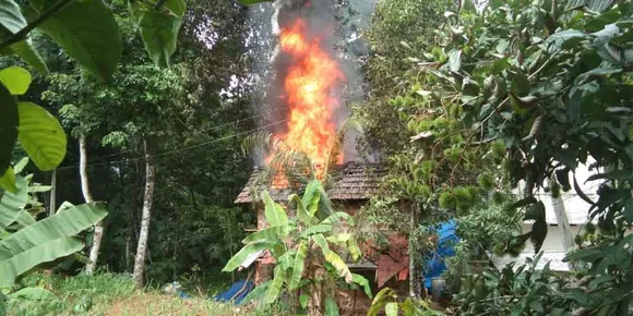 ഉഴവൂരിൽ റബർ പുകപുര കത്തി നശിച്ചു