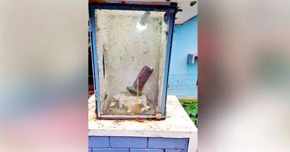 മാ​ന​ന്ത​വാ​ടി പൊ​ലീ​സ് സ്റ്റേ​ഷ​ൻ പ​രി​ധി​ക്കടുത്ത് പി​ലാ​ക്കാ​വി​ൽ പ​ള്ളി​യു​ടെ ഗ്രോ​ട്ടോ ത​ക​ർ​ത്ത നി​ല​യി​ൽ