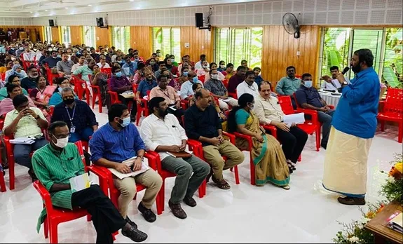 സ്കൂൾ തുറക്കുന്നതിനു മുന്നോടിയായി സംസ്ഥാനത്തെ മുഴുവൻ വിദ്യാഭ്യാസ ഓഫീസർമാരുടെ യോഗം വിളിച്ചുചേർത്ത് വിദ്യാഭ്യാസ മന്ത്രി; സ്കൂൾ പ്രവർത്തനം സംബന്ധിച്ചുള്ള സ്കൂൾ മാനുവൽ, അക്കാദമിക് മാസ്റ്റർ പ്ലാൻ തുടങ്ങിയവ ചര്‍ച്ചയായി