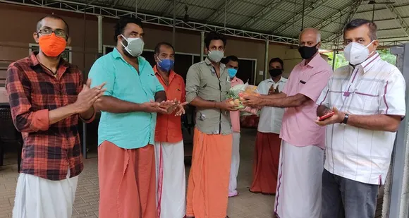 നാടിന് ആശ്വാസമായി ടീം 'മുതുകുർശി'യുടെ നേതൃത്വത്തിൽ പച്ചക്കറി കിറ്റ് വിതരണം