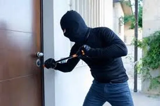 പട്ടാപ്പകൽ വീട് കുത്തിത്തുറന്ന് മോഷണം; മൂന്നര ലക്ഷം രൂപയും സ്വര്‍ണവും മോഷ്ടാക്കൾ കവര്‍ന്നു; സംഭവം നടന്നത് ചാത്തന്നൂ‍ർ സ്റ്റേഷനിൽ നിന്നും നോക്കിയാൽ കാണാവുന്ന ദൂരത്ത്