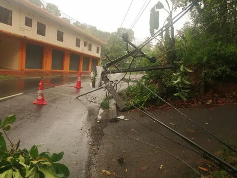 പാലാ - കോഴാ റോഡിൽ രാത്രിയിൽ 11 കെ.വി വൈദ്യുത പോസ്ററ് ഒടിഞ്ഞു വീണു. വൈദ്യുതി മുടങ്ങി