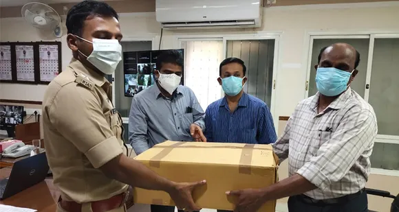 ഫോർട്ട് വാക്കേഴ്‌സ് ക്ലബ്ബിൻ്റെ നേതൃത്വത്തില്‍ പാലക്കാട് ജില്ലയിലെ പോലീസുകാർക്ക് രണ്ടായിരം മാസ്ക് വിതരണം ചെയ്തു
