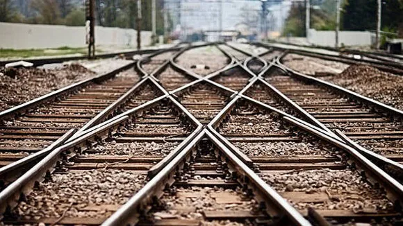 ഡൽഹിയിൽ റെയിൽവേ ട്രാക്കിൽ നിന്ന് ഷോർട്ട് ഫിലിം ഷൂട്ടിങ്ങ്: ട്രെയിനിടിച്ച് യുവാക്കൾക്ക് ദാരുണാന്ത്യം