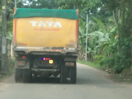 നമ്പർ മറച്ച് വെച്ച് ടിപ്പർലോറി, ടോറസ് ലോറികൾ പായുന്നു... വാർത്ത പുറത്ത് വന്ന് മിനിറ്റുകൾക്കുള്ളിൽ അധികൃതര്‍ ഉണര്‍ന്നു... പരിശോധന തകൃതി