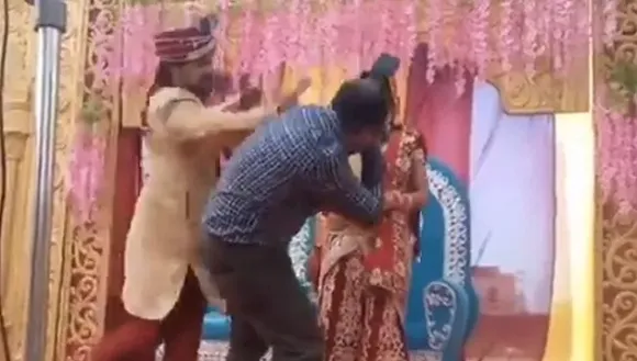 'ഫോട്ടോയെടുത്താല്‍ മതി, തൊട്ടുകളിക്കേണ്ട' ! വധുവിനെ സ്പര്‍ശിച്ച ഫോട്ടോഗ്രാഫര്‍ക്ക് വരന്റെ വക തല്ല്; വീഡിയോ