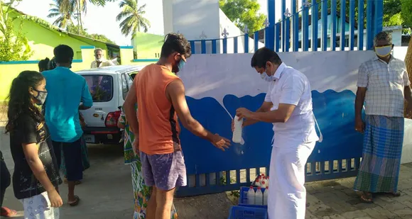സൗജന്യമായി പാൽ വിതരണം ചെയ്ത് പ്രതിഷേധിച്ചു !