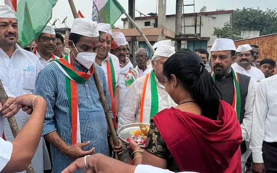 കേന്ദ്ര സര്‍ക്കാരിന്റെ ജനദ്രോഹ നയങ്ങള്‍ക്കെതിരെ പ്രതിഷേധവുമായി ജന്‍ ജാഗരണ്‍ അഭിയാന്‍ മാര്‍ച്ച് ! എഐസിസി ജനറല്‍ സെക്രട്ടറി കെസി വേണുഗോപാല്‍ എംപിയുടെ നേതൃത്വത്തില്‍ മുംബൈയെ ഇളക്കി മറിച്ച് ആയിരങ്ങളുടെ പ്രതിഷേധം ! വാര്‍ധ ജില്ലയിലെ കരന്‍ജി ബോഗേ ഗ്രാമത്തിന്റെ ഹൃദയത്തുടിപ്പ് അറിഞ്ഞ് എഐസിസി ജനറല്‍ സെക്രട്ടറി. ഗ്രാമീണരുടെ പ്രശ്‌നങ്ങള്‍ നേരിട്ടറിയാന്‍ ഗൃഹസന്ദര്‍ശനം. ഗ്രാമീണര്‍ക്കൊപ്പം ഭക്ഷണം കഴിച്ചും പ്രശ്‌നങ്ങള്‍ നേരിട്ടറിഞ്ഞും കെസി വേണുഗോപാല്‍