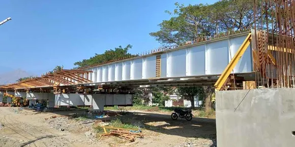 അകത്തേത്തറ നടക്കാവ് റെയിൽവേ മേൽപാലം പണി ഒച്ചിഴയുംപോലെ. മാര്‍ച്ചിനകം പണി പൂര്‍ത്തിയാക്കി സഞ്ചാരയോഗ്യമാക്കുമെന്ന് ആർബിഡിസി അധികൃതർ പറഞ്ഞെങ്കിലും സാങ്കേതിക കാരണങ്ങളാല്‍ നിര്‍മാണ പ്രവര്‍ത്തനങ്ങള്‍ അനിശ്ചിതത്വത്തിലേക്ക്