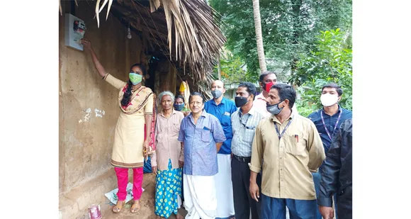 അമ്മയുടെ ഓർമ്മയ്ക്ക് നിർധന കുടുംബങ്ങൾക്ക് വെളിച്ചം നൽകി കെഎസ്ഇബി ജീവനക്കാരൻ. മലമ്പുഴ സെക്ഷനിലെ ലൈൻമാൻ കെ.നന്ദകുമാറാണ് വ്യത്യസ്തമായ പ്രവര്‍ത്തനത്തിലൂടെ നാടിന് മാതൃകയായത്