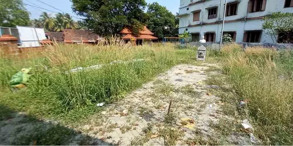 പാലക്കാട് നഗരഹൃദയഭാഗത്തെ കൃഷ്ണയ്യർ പാർക്ക് കാടുപിടിച്ചു കിടക്കുന്നു. അറ്റകുറ്റപ്പണികള്‍ നടത്തി സന്ദര്‍ശകര്‍ക്ക് തുറന്നുകൊടുക്കണമെന്ന് ആവശ്യപ്പെട്ട് നാട്ടുകാര്‍