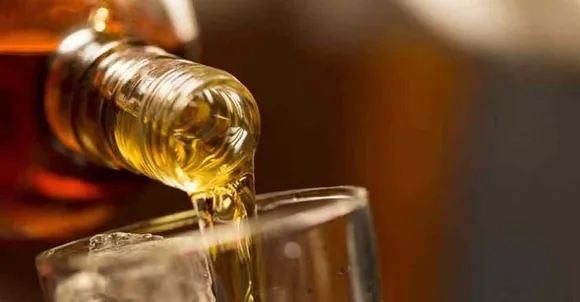 ക്യൂവിൽ നിൽക്കാതെ കുപ്പി കിട്ടി: കുപ്പി പൊട്ടിച്ചപ്പോൾ കട്ടൻ ചായ; പുത്തന്‍ തട്ടിപ്പ്