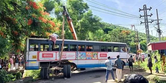 മണ്ണാർക്കാട്ടു നിന്നും ആനക്കട്ടിയിലേക്ക് വന്ന കെഎസ്ആർടിസി ബസിൻ്റെ ബാക്ക് വീലുകൾ ഇളകിമാറി ! തലനാരിഴക്ക് വൻ ദുരന്തം ഒഴിവായി
