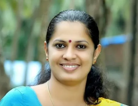 'ഇവളെ കൊല്ലാനുള്ള ദേഷ്യം വരുന്നു, എന്റെ പിള്ളേരെ വിചാരിച്ച് മാത്രമാണ് ഇവളെ കൊല്ലാത്തത്, അല്ലെങ്കില്‍ ജില്ലാ പഞ്ചായത്ത് ഓഫീസില്‍ കയറി കുത്തി കൊന്നേനെ, ശവത്തിനെ, അത്രയ്ക്ക് ദേഷ്യം വരുന്നു'; കണ്ണൂര്‍ ജില്ലാ പഞ്ചായത്ത് പ്രസിഡന്റിനെതിരെ വധഭീഷണിയുമായി മൃഗസ്‌നേഹി