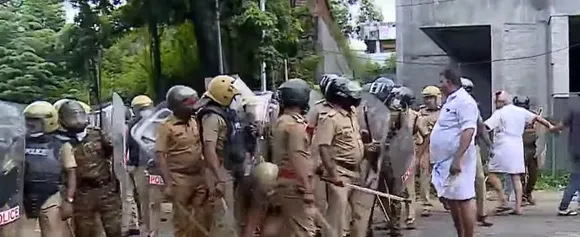 കോട്ടയത്ത് കോൺഗ്രസ് കളക്ടറേറ്റിലേക്ക് നടത്തിയ മാര്‍ച്ചില്‍ സംഘര്‍ഷം; പ്രവർത്തകർക്കുനേരെ പൊലീസ് ലാത്തിച്ചാർജ് നടത്തി, ജലപീരങ്കിയും കണ്ണീർവാതകവും പ്രയോഗിച്ചു! ഡിവൈഎസ്പിക്ക് പരിക്ക്